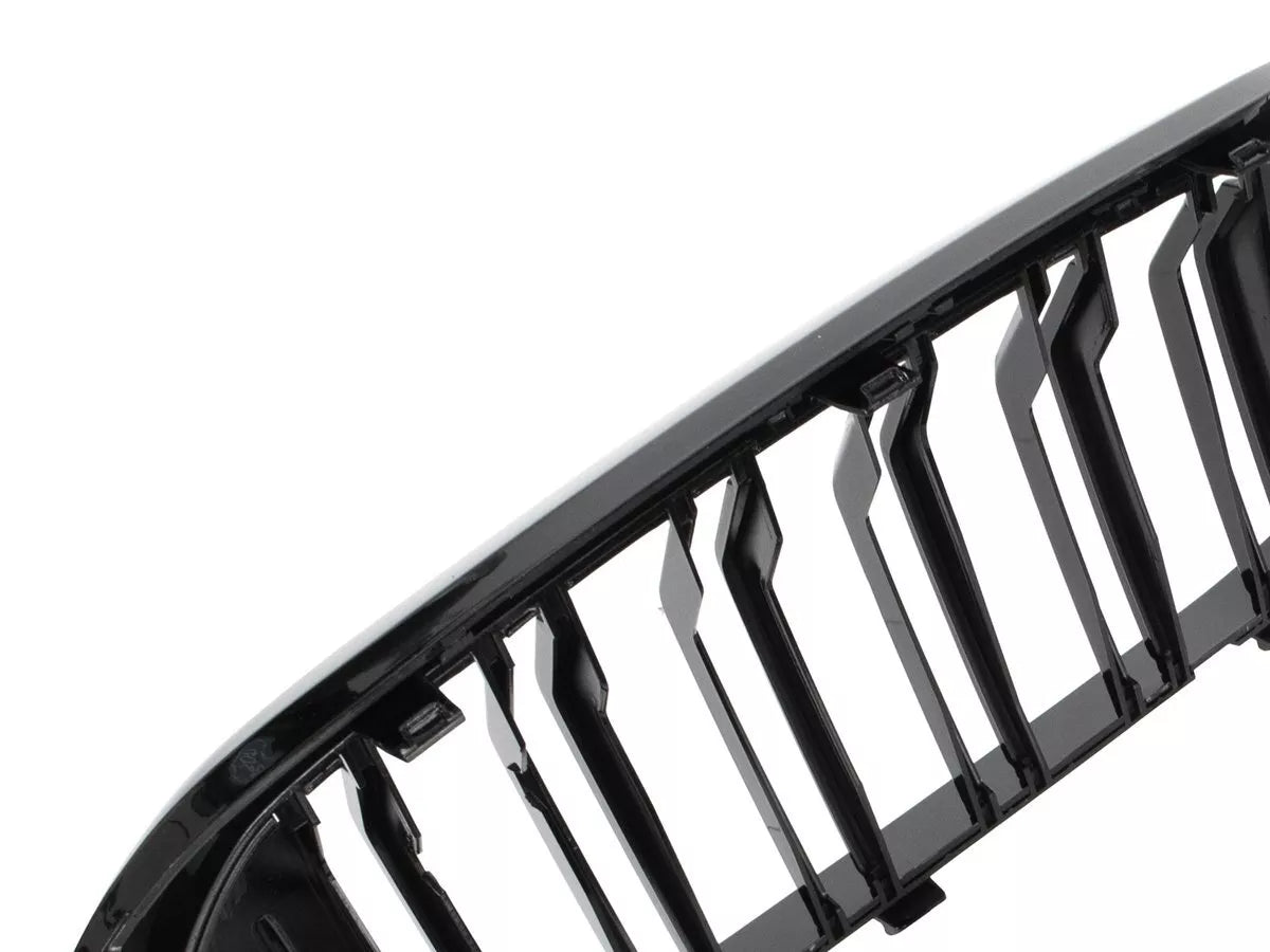 BMW 5 G30 / G31 2017- grotelių tarp žibintų komplektas kairėje ir dešinėje juodos blizgios dvigubos juostos