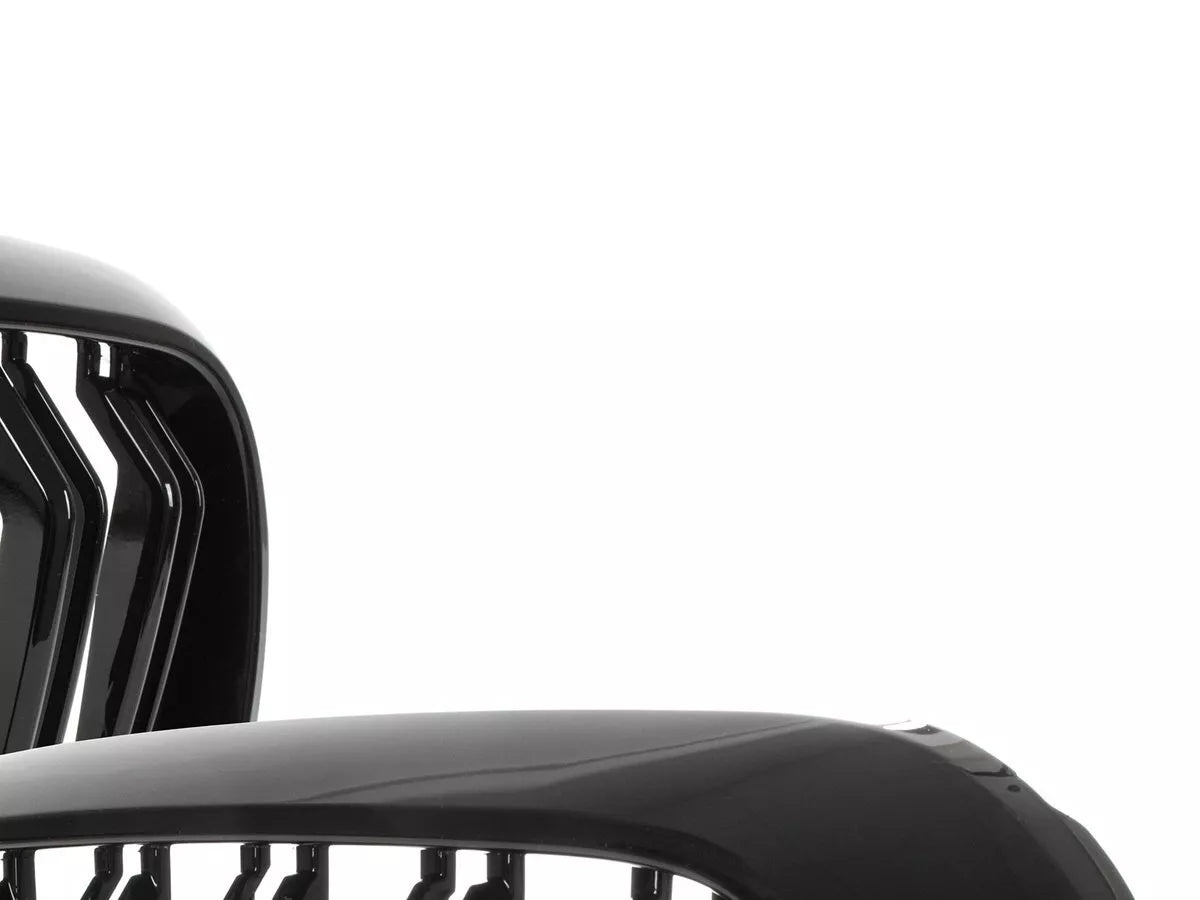 BMW 5 G30 / G31 2017- grotelių tarp žibintų komplektas kairėje ir dešinėje juodos blizgios dvigubos juostos