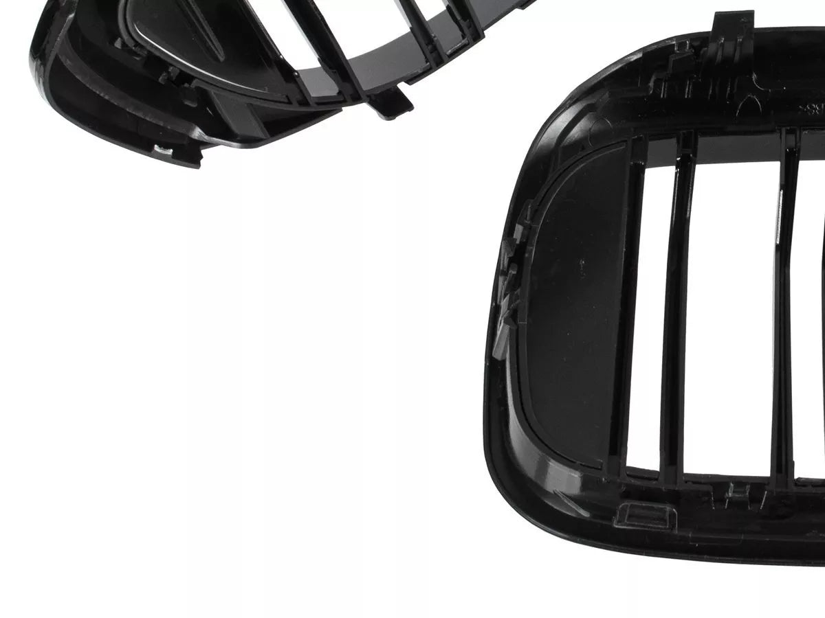 BMW 5 G30 / G31 2017- grotelių tarp žibintų komplektas kairėje ir dešinėje juodos blizgios dvigubos juostos