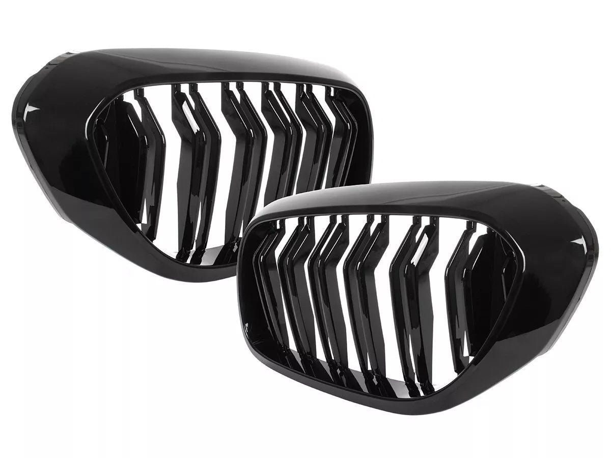 BMW 5 G30 / G31 2017- grotelių tarp žibintų komplektas kairėje ir dešinėje juodos blizgios dvigubos juostos