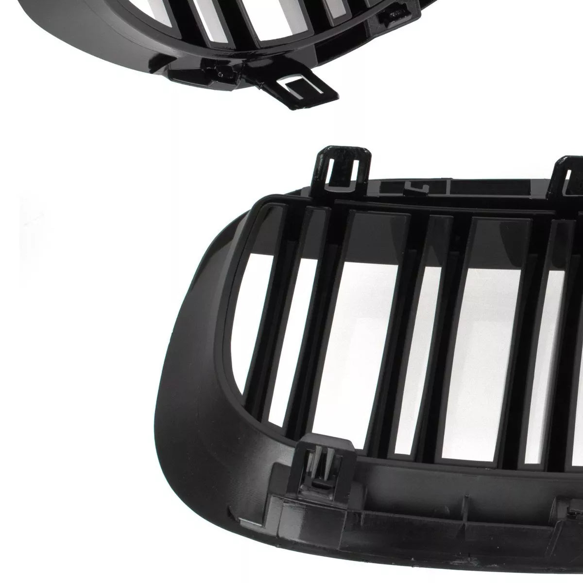 BMW 6 E63 / E64 04-10 grotelių tarp žibintų komplektas kairėje ir dešinėje juodos blizgios dvigubos juostos