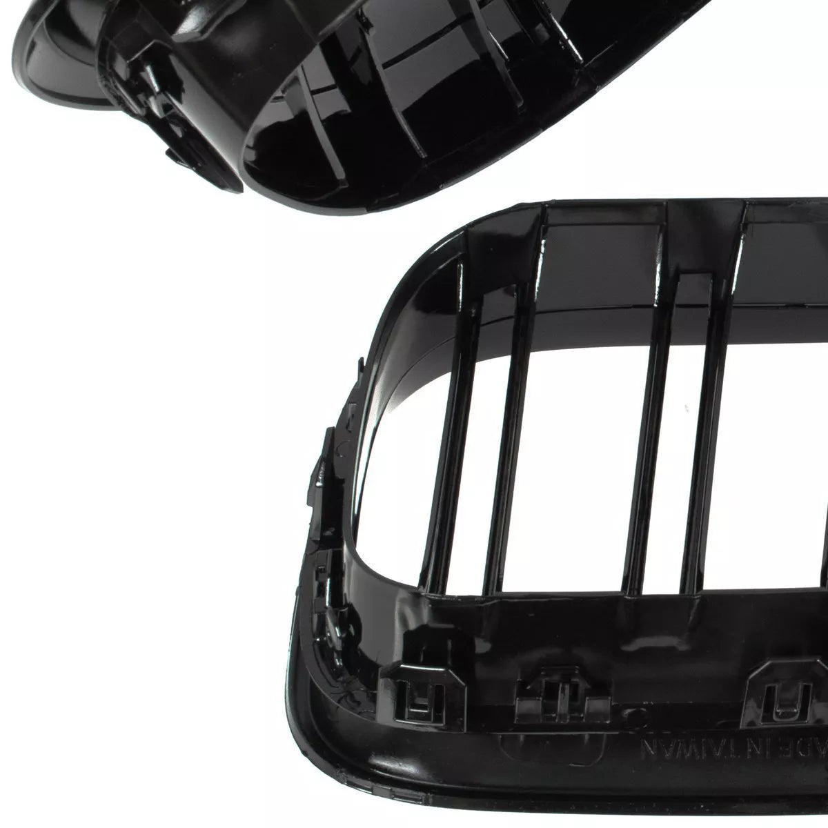 BMW 6 F06 F12 F13 10-18 grotelių tarp žibintų komplektas kairėje + dešinėje juodos blizgios dvigubos juostos