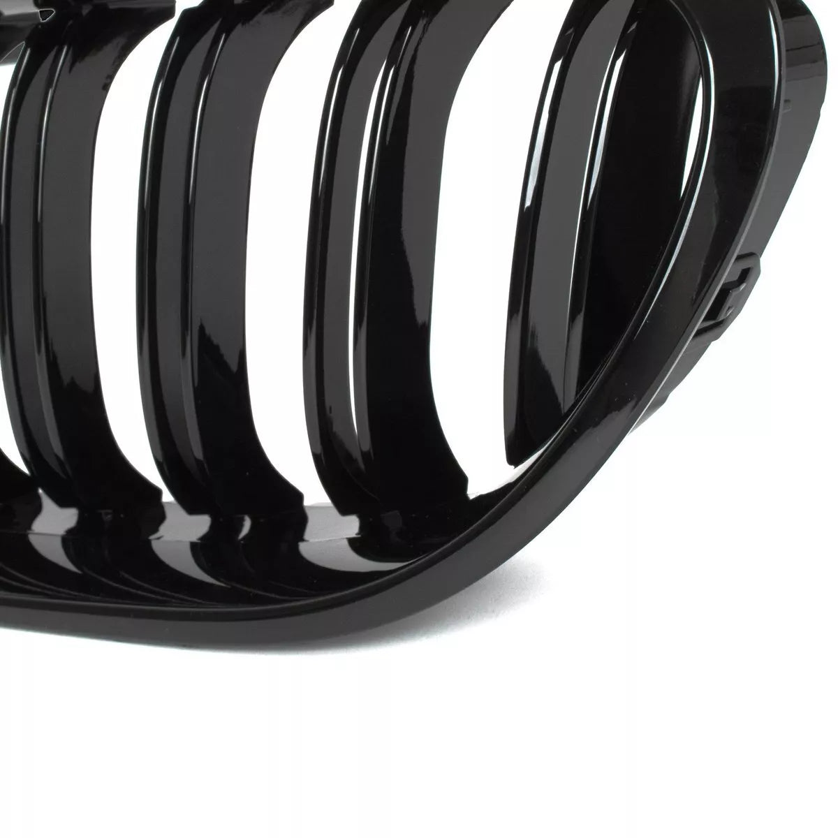 BMW 6 F06 F12 F13 10-18 grotelių tarp žibintų komplektas kairėje + dešinėje juodos blizgios dvigubos juostos