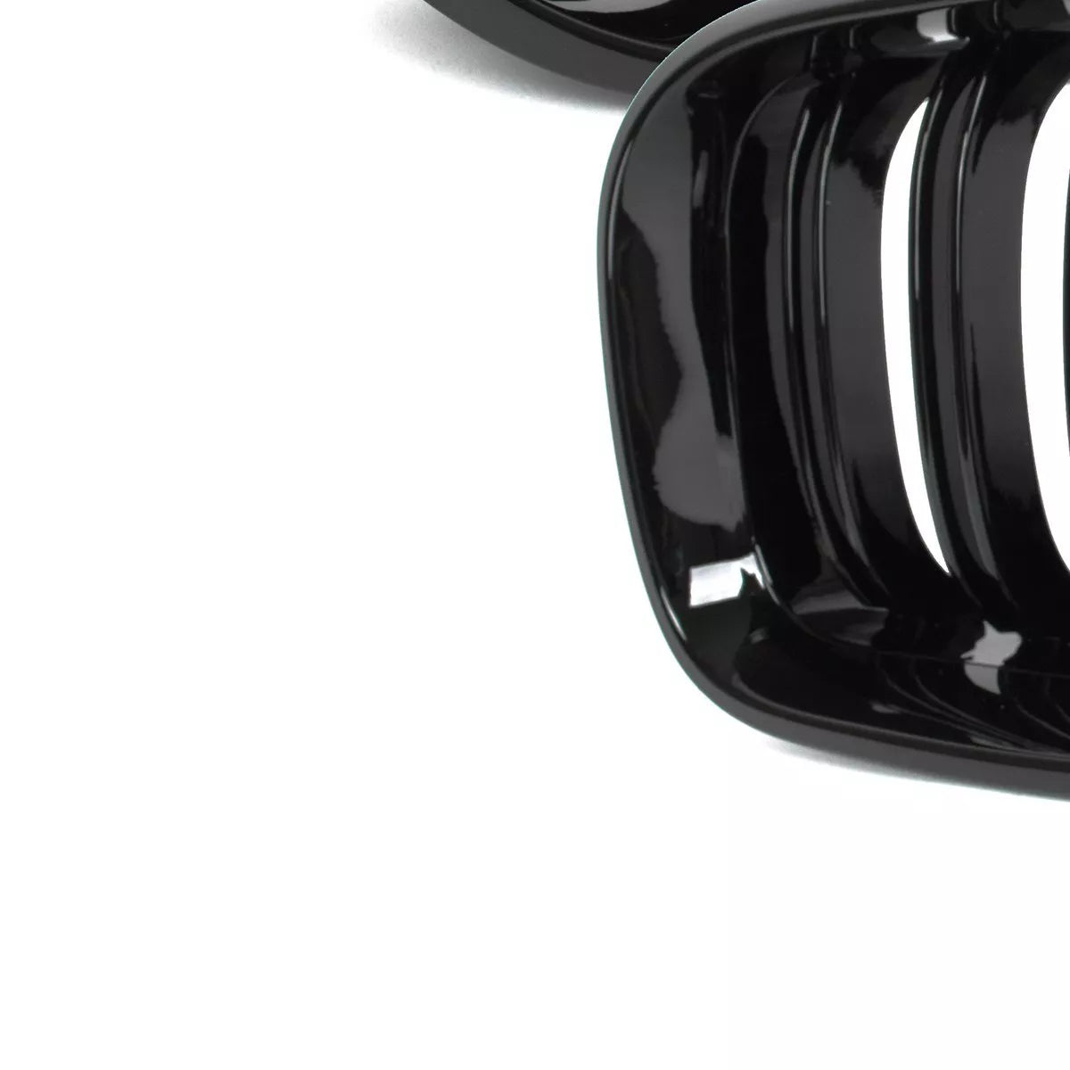 BMW 6 F06 F12 F13 10-18 grotelių tarp žibintų komplektas kairėje + dešinėje juodos blizgios dvigubos juostos