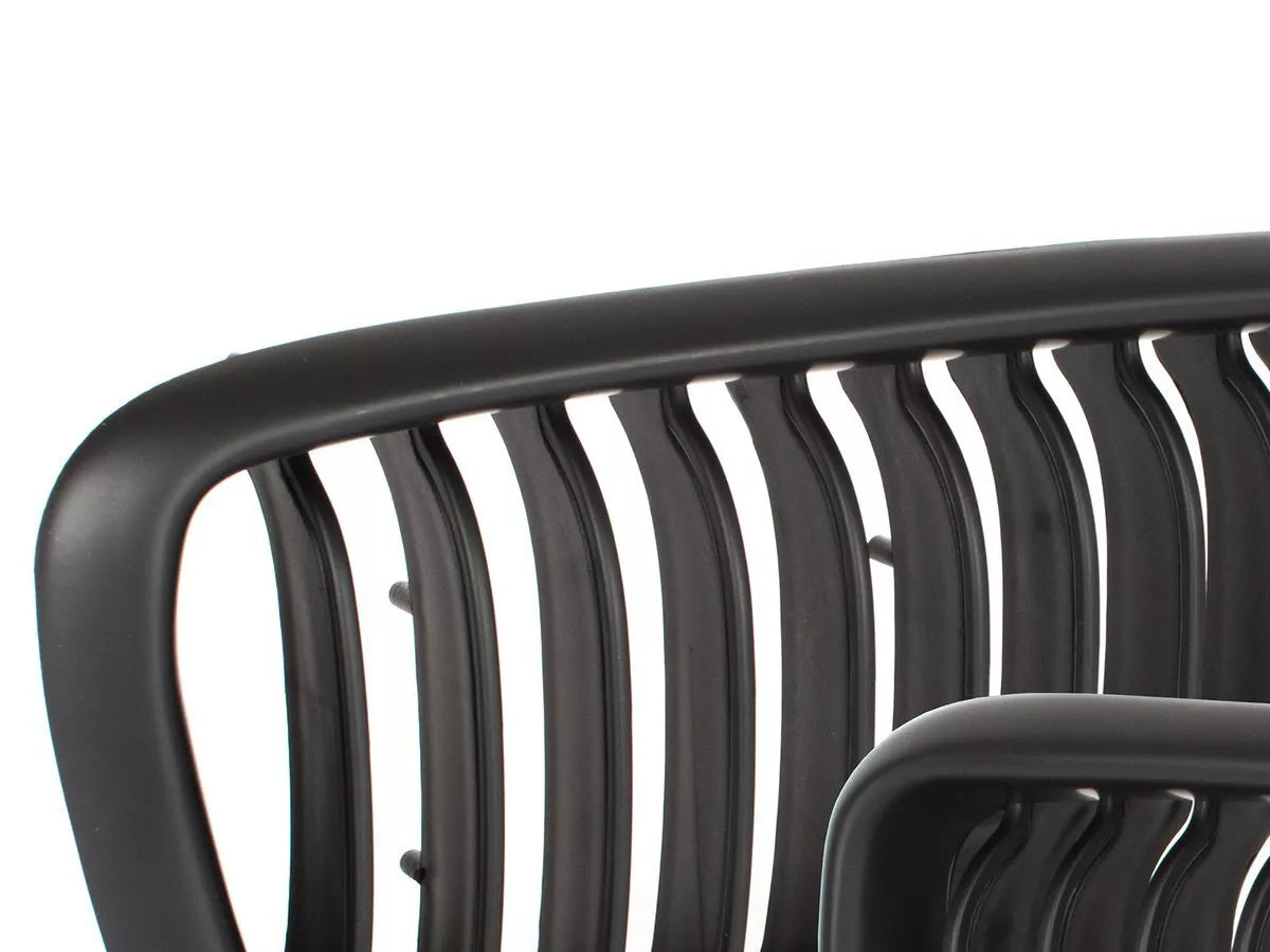 BMW 7 E38 FL 98-01 grotelių tarp priekinių žibintų komplektas kairėje ir dešinėje MATINĖS JUODOS