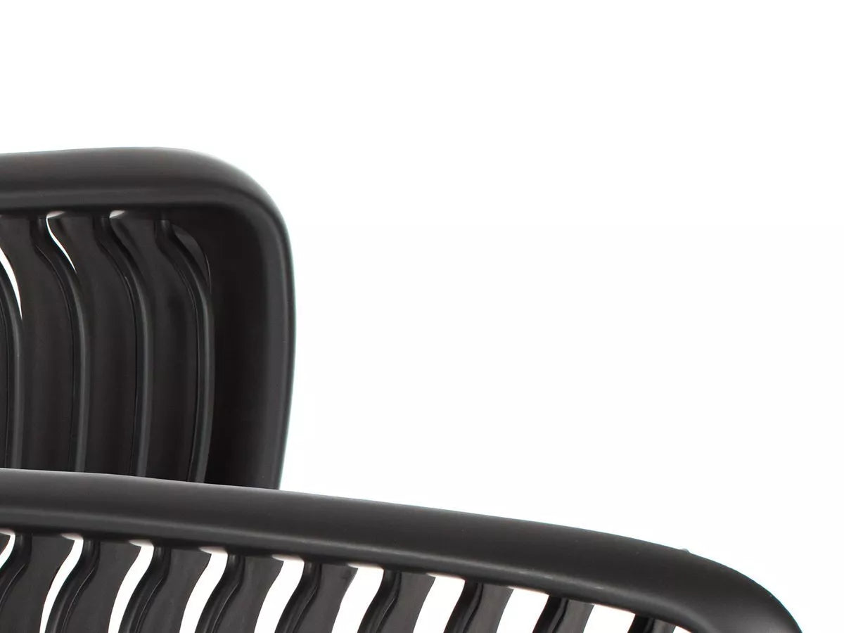 BMW 7 E38 FL 98-01 grotelių tarp priekinių žibintų komplektas kairėje ir dešinėje MATINĖS JUODOS