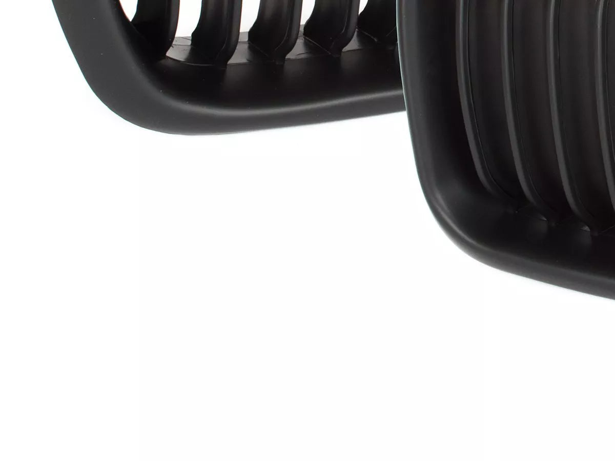 BMW 7 E38 FL 98-01 grotelių tarp priekinių žibintų komplektas kairėje ir dešinėje MATINĖS JUODOS