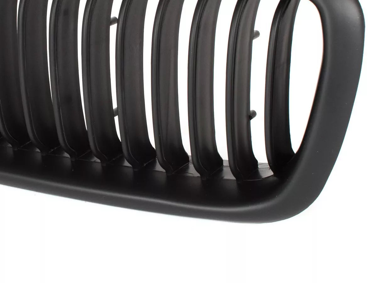 BMW 7 E38 FL 98-01 grotelių tarp priekinių žibintų komplektas kairėje ir dešinėje MATINĖS JUODOS