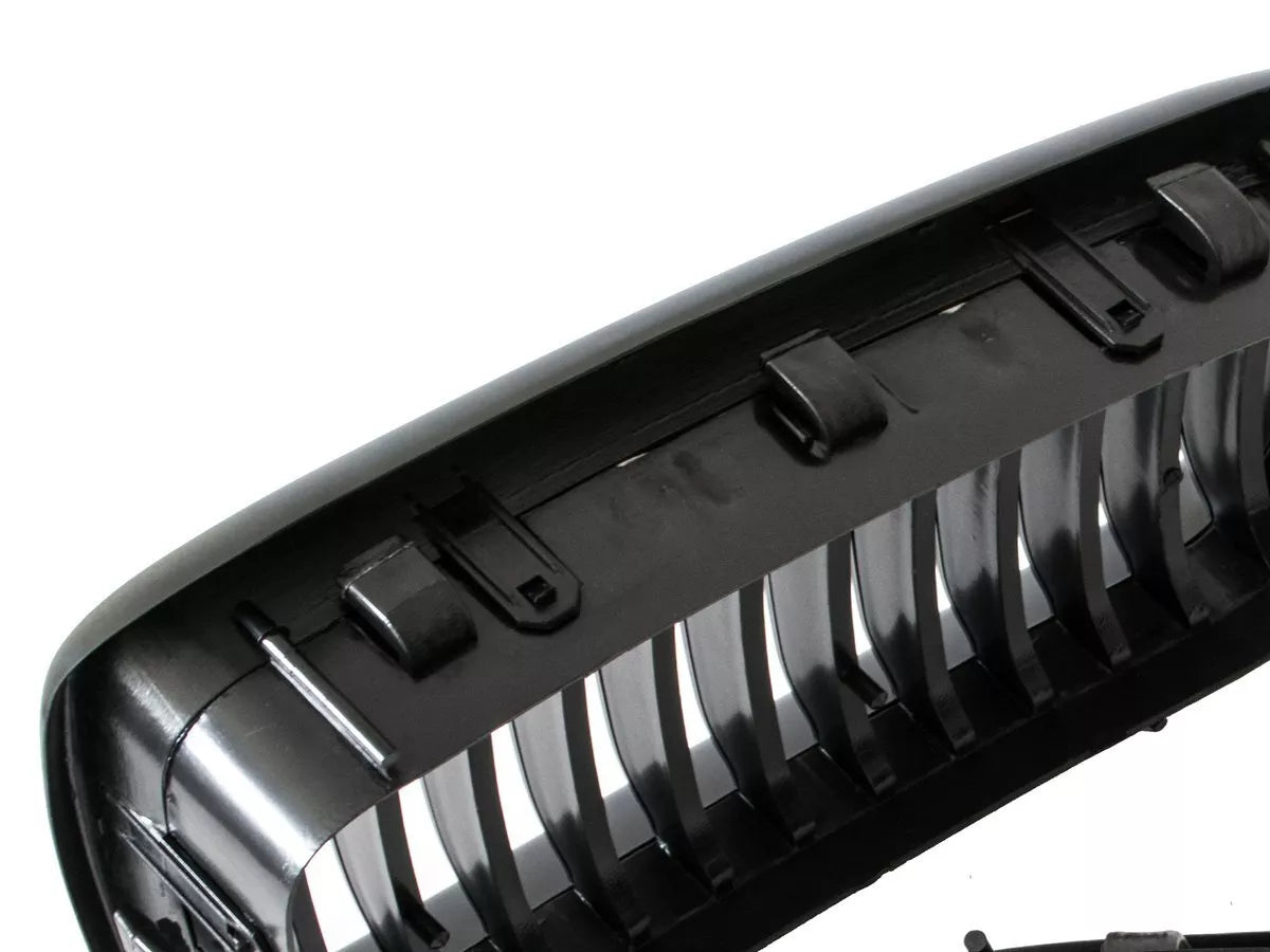 BMW 7 E38 FL 98-01 grotelių tarp priekinių žibintų komplektas kairėje ir dešinėje MATINĖS JUODOS