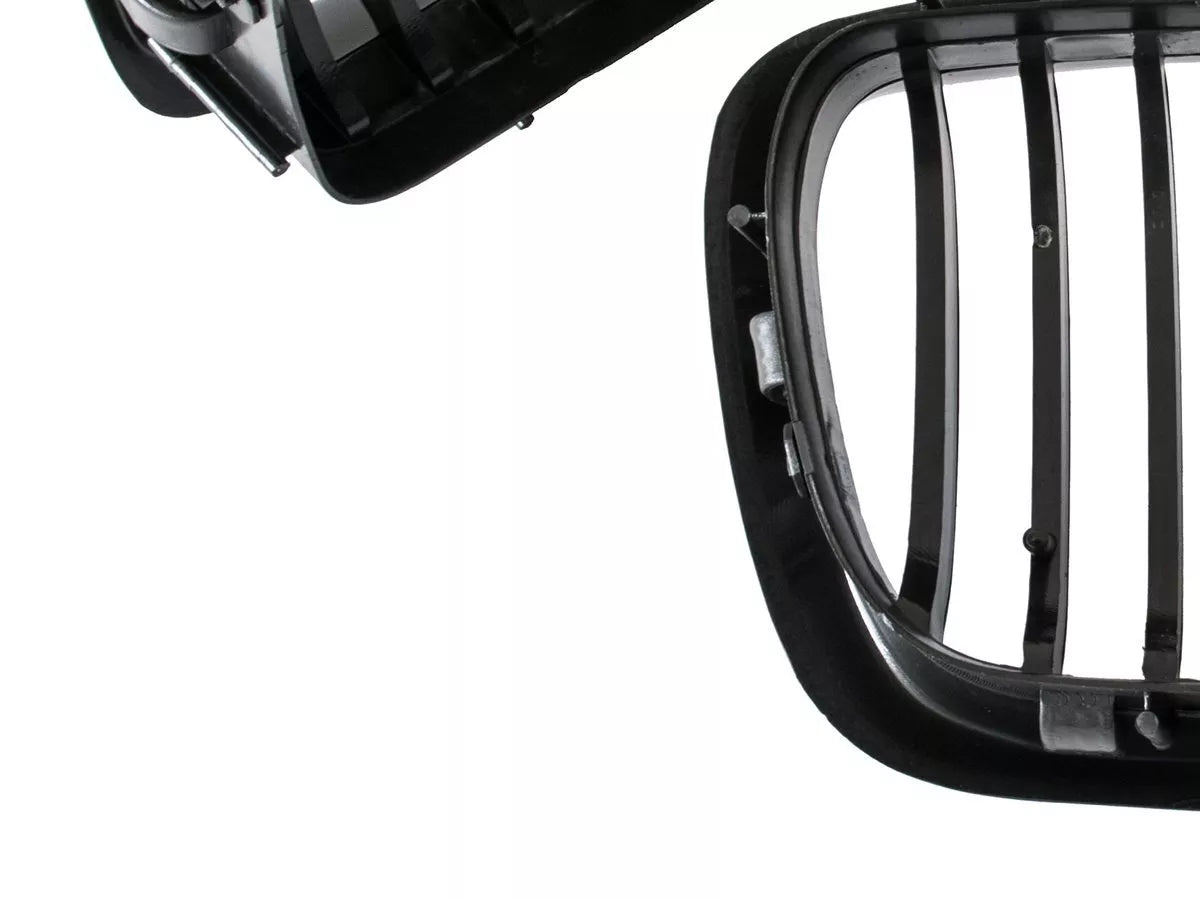 BMW 7 E38 FL 98-01 grotelių tarp priekinių žibintų komplektas kairėje ir dešinėje MATINĖS JUODOS