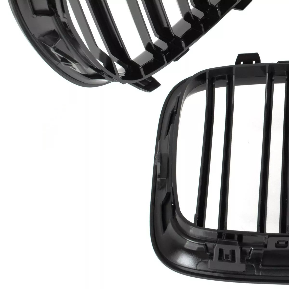 BMW X1 E84 09-15 grotelių tarp žibintų komplektas kairėje ir dešinėje juodos blizgios dvigubos juostos