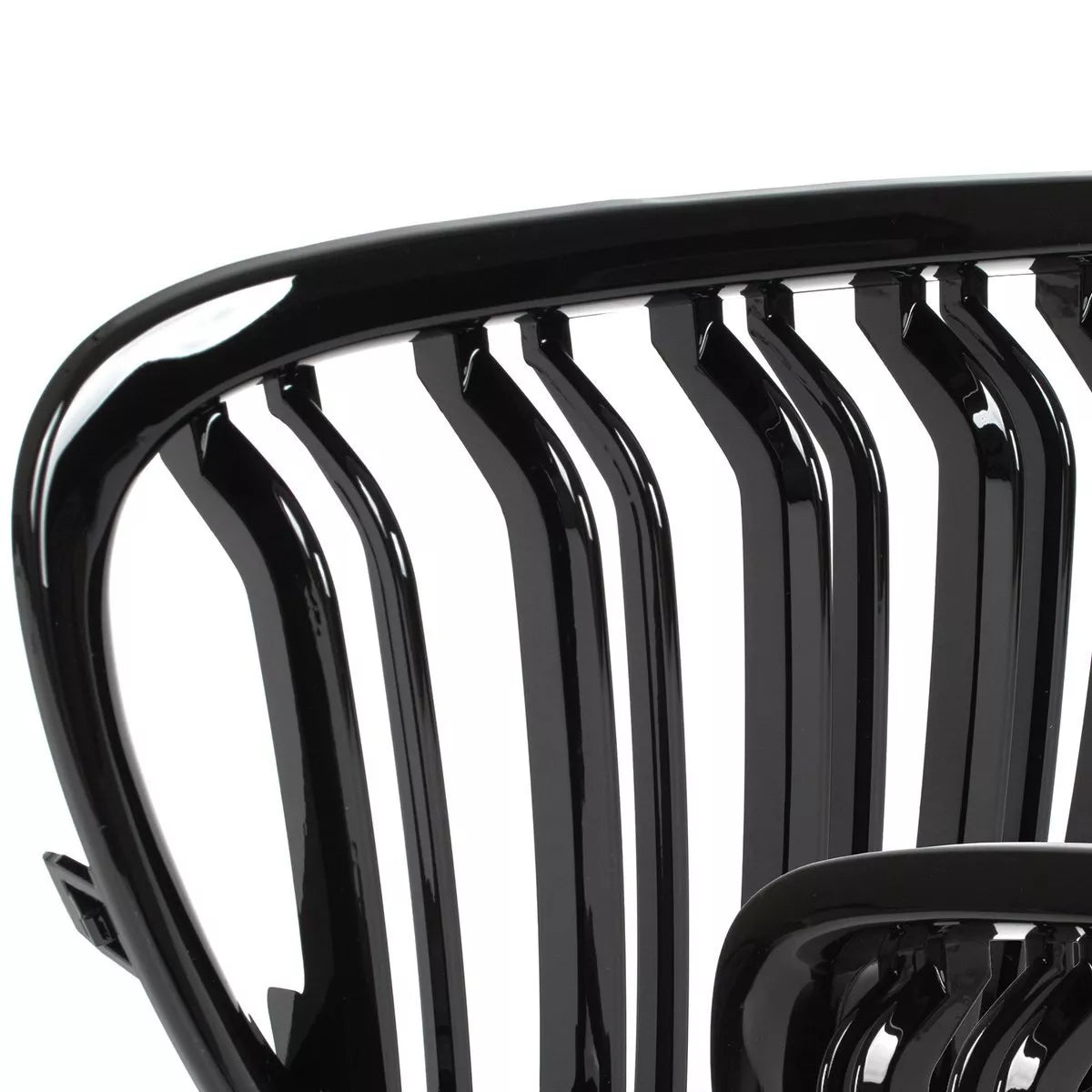 BMW X1 E84 09-15 grotelių tarp žibintų komplektas kairėje ir dešinėje juodos blizgios dvigubos juostos