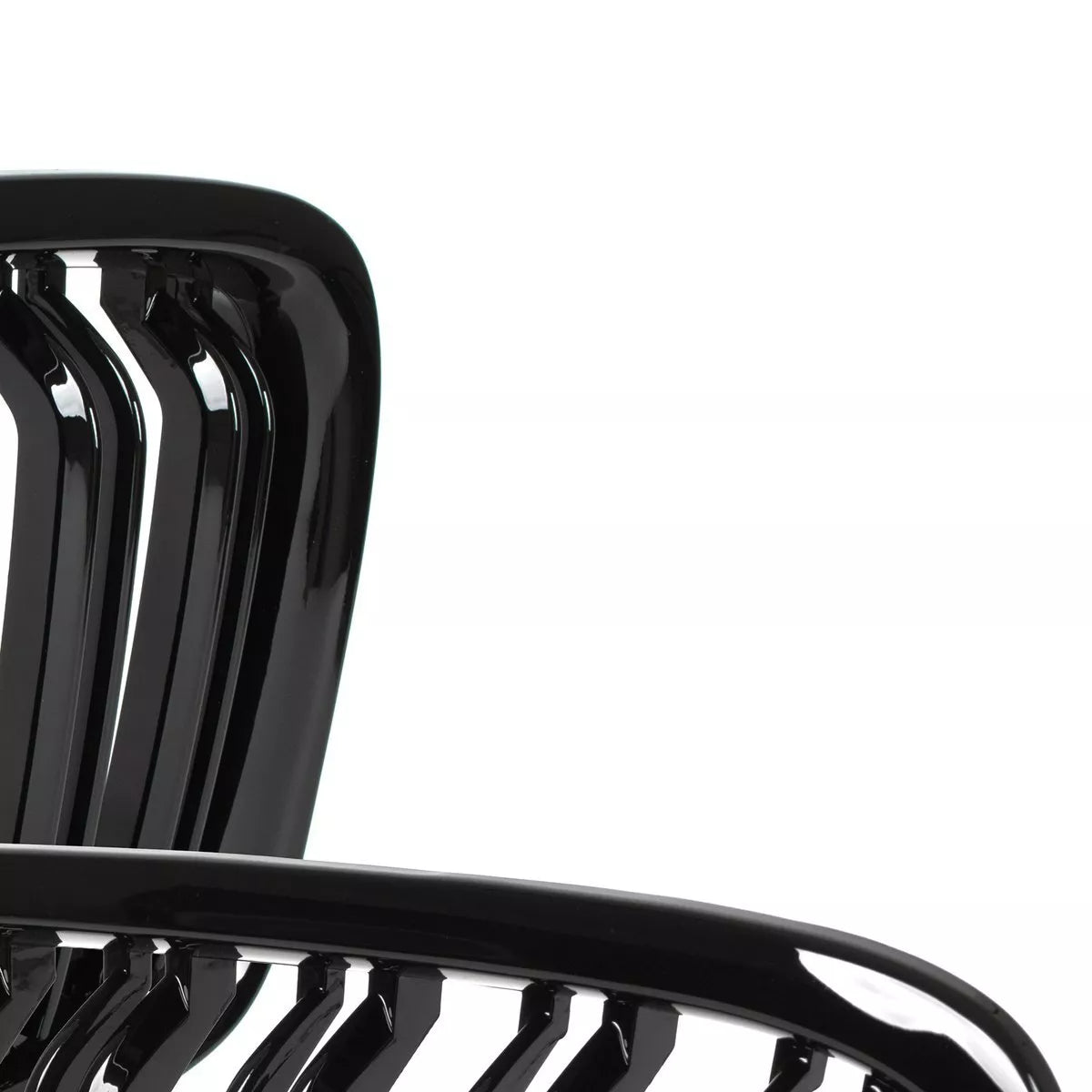 BMW X1 E84 09-15 grotelių tarp žibintų komplektas kairėje ir dešinėje juodos blizgios dvigubos juostos