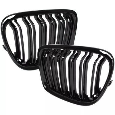 BMW X1 E84 09-15 grotelių tarp žibintų komplektas kairėje ir dešinėje juodos blizgios dvigubos juostos