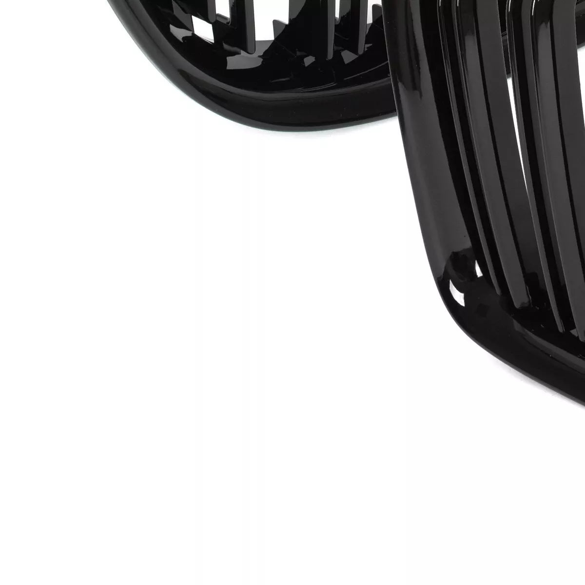 BMW X1 E84 09-15 grotelių tarp žibintų komplektas kairėje ir dešinėje juodos blizgios dvigubos juostos