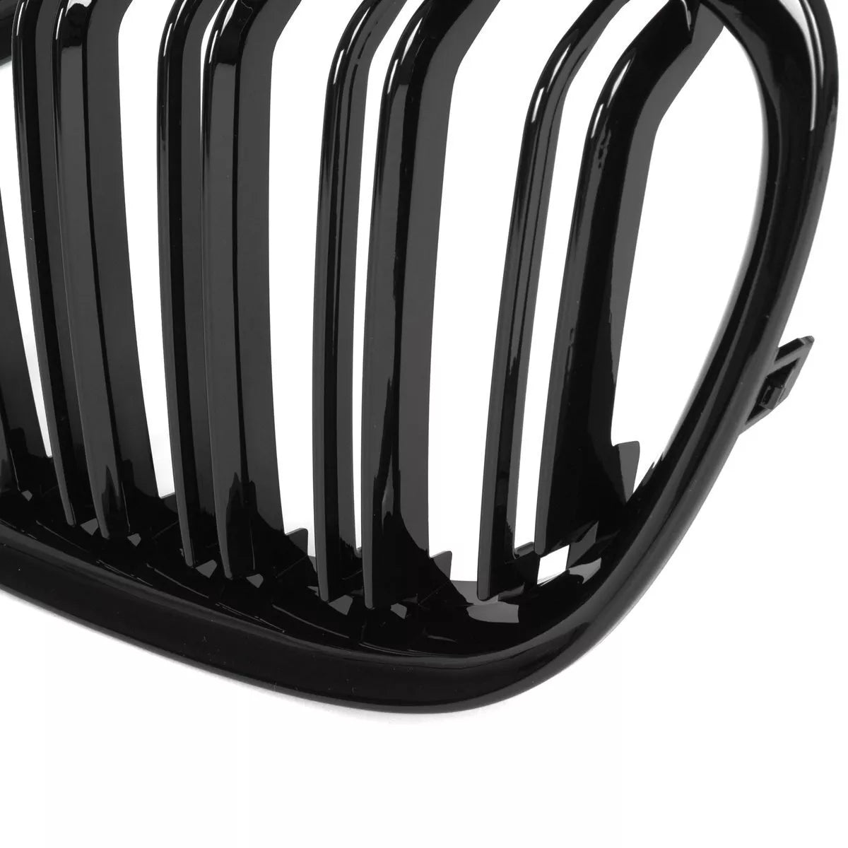 BMW X1 E84 09-15 grotelių tarp žibintų komplektas kairėje ir dešinėje juodos blizgios dvigubos juostos