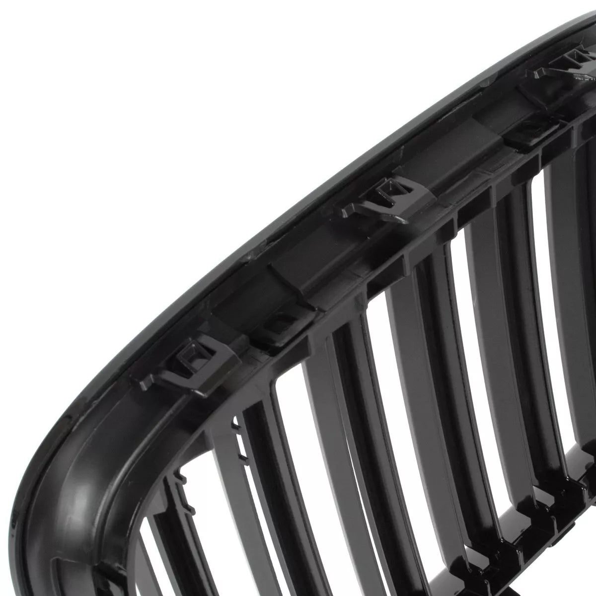 BMW X1 E84 09-15 grotelių tarp žibintų komplektas kairėje ir dešinėje juodos blizgios dvigubos juostos