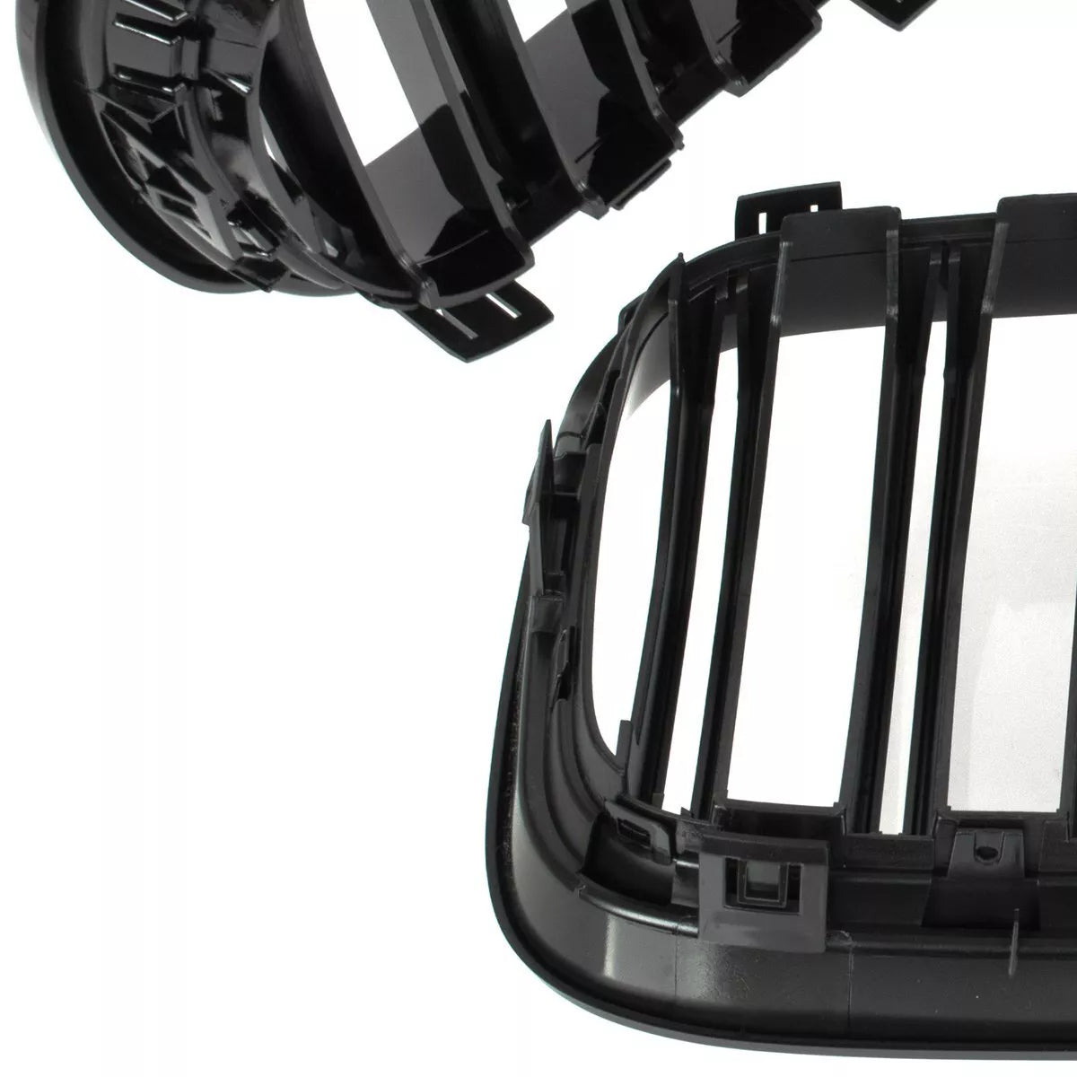 BMW X3 F25 11-14 grotelių tarp žibintų kairė ir dešinė komplektas JUODAS BLIZGIUS DVIGUBAS JUOSTELIS