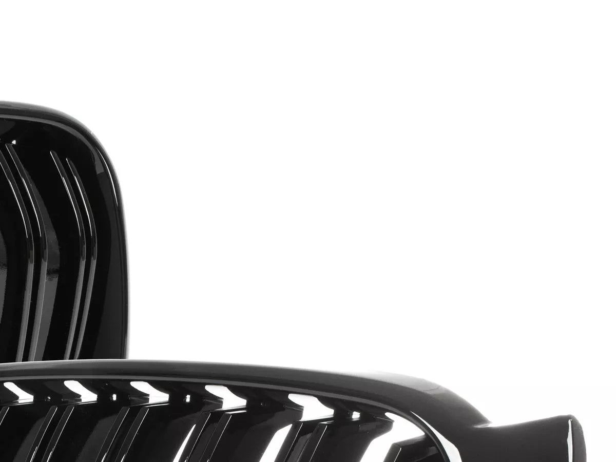 BMW X3 F25 14-17 grotelių tarp žibintų kairė ir dešinė komplektas JUODAS BLIZGIUS DVIGUBAS JUOSTELIS