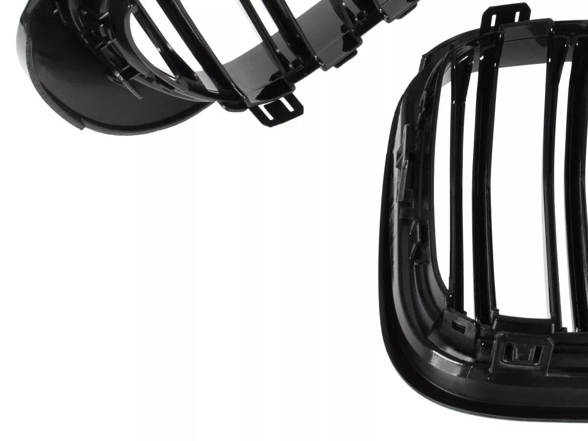 BMW X3 F25 14-17 grotelių tarp žibintų kairė ir dešinė komplektas JUODAS BLIZGIUS DVIGUBAS JUOSTELIS