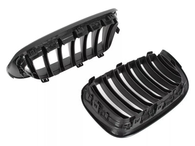 BMW X3 F25 X4 F26 14-17 grotelių tarp žibintų komplektas kairėje ir dešinėje matinės juodos spalvos