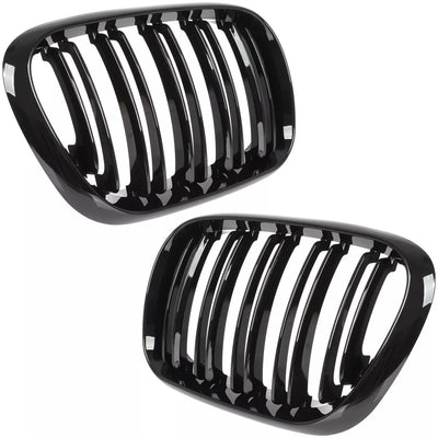 BMW X5 E53 99-03 grotelių tarp žibintų kairė ir dešinė komplektas su dvigubomis juodomis blizgiomis juostelėmis