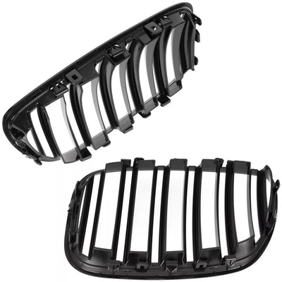 BMW X5 E53 FL 04-06 grotelių tarp žibintų (kairė ir dešinė) komplektas su dvigubomis, blizgiomis juodomis juostelėmis