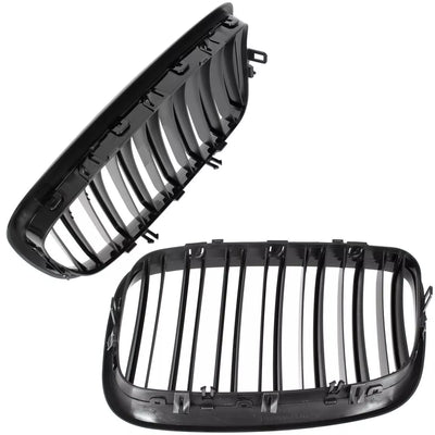 BMW X5 E70 06-13 grotelių tarp žibintų komplektas kairėje ir dešinėje juodos blizgios dvigubos juostos
