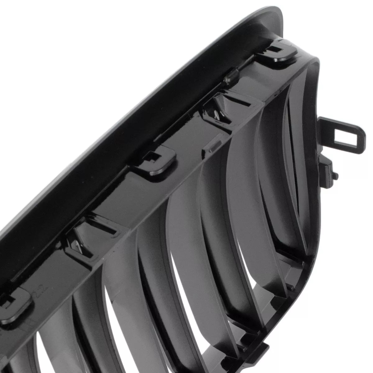 BMW X5 E70 06-13 grotelių tarp žibintų komplektas kairėje ir dešinėje juodos blizgios dvigubos juostos