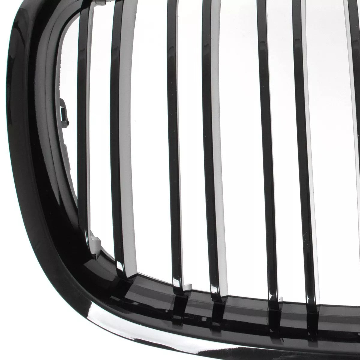 BMW X5 E70 06-13 grotelių tarp žibintų komplektas kairėje ir dešinėje juodos blizgios dvigubos juostos