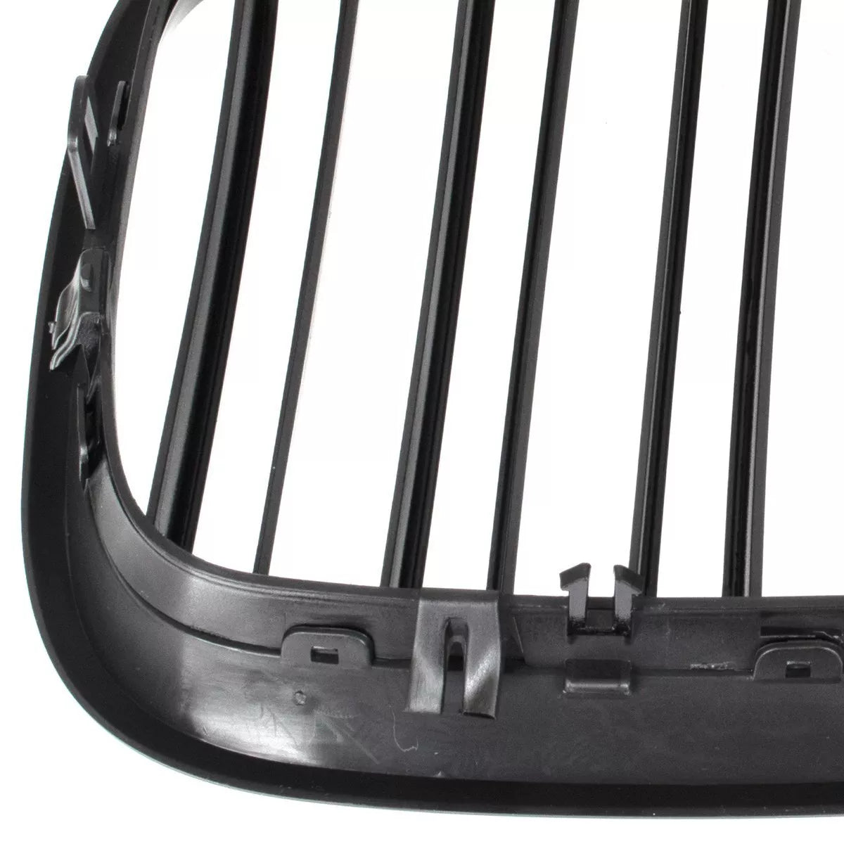 BMW X5 E70 06-13 grotelių tarp žibintų komplektas kairėje ir dešinėje juodos blizgios dvigubos juostos