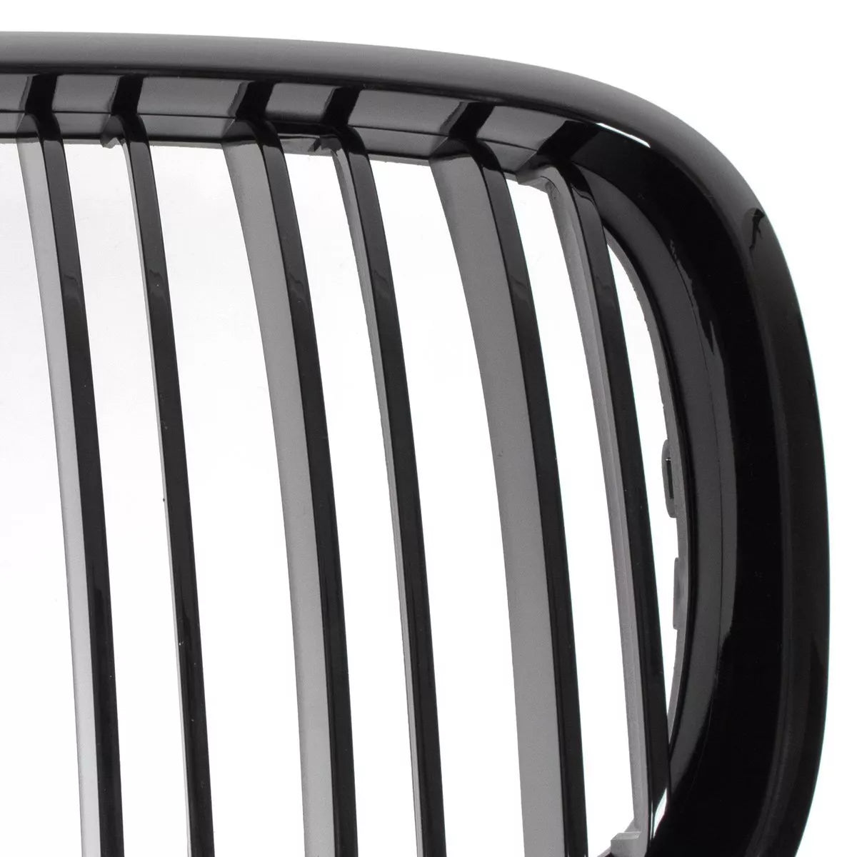 BMW X5 E70 06-13 grotelių tarp žibintų komplektas kairėje ir dešinėje juodos blizgios dvigubos juostos