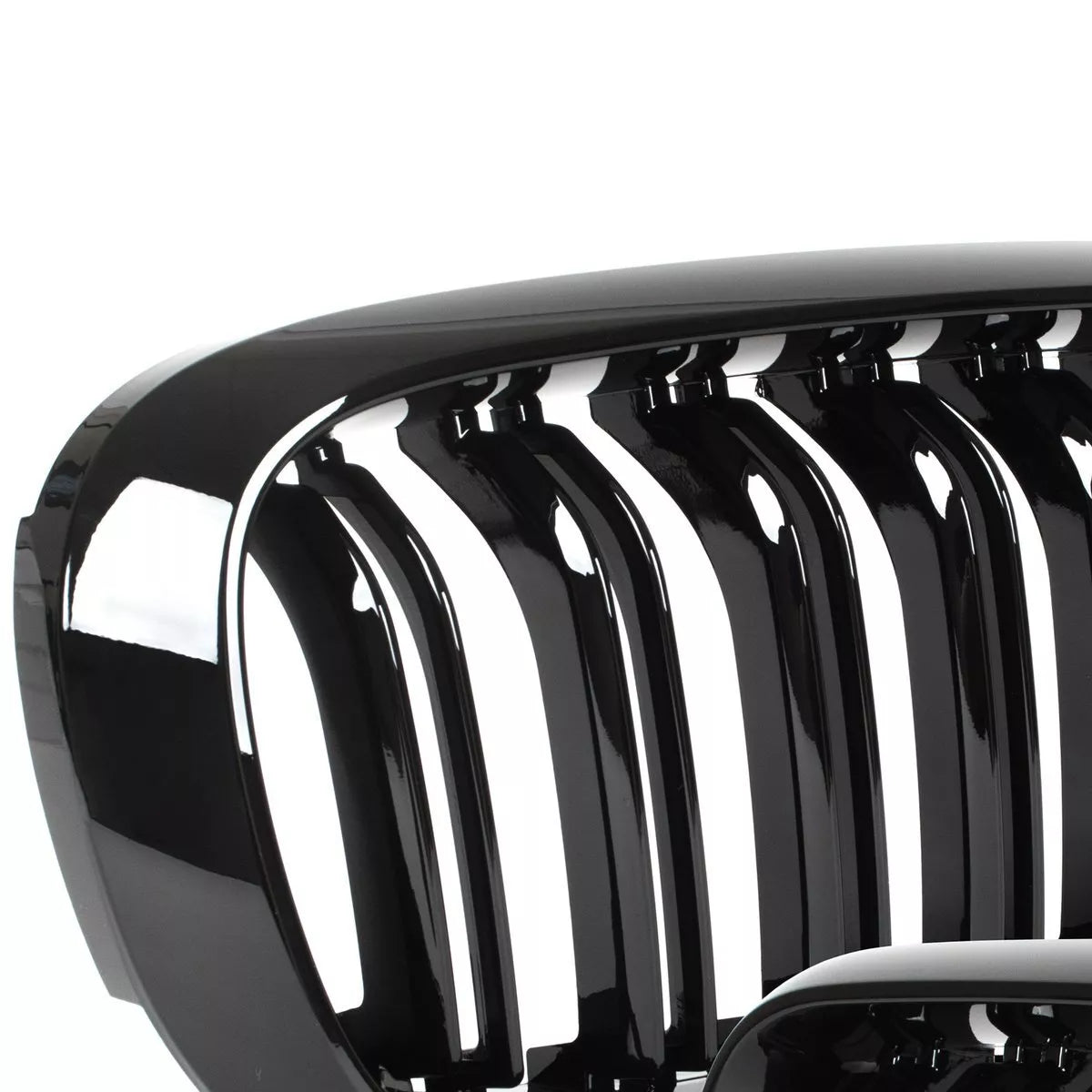 BMW X5 F15 13-18 grotelių tarp žibintų komplektas kairėje ir dešinėje juodos blizgios dvigubos juostos