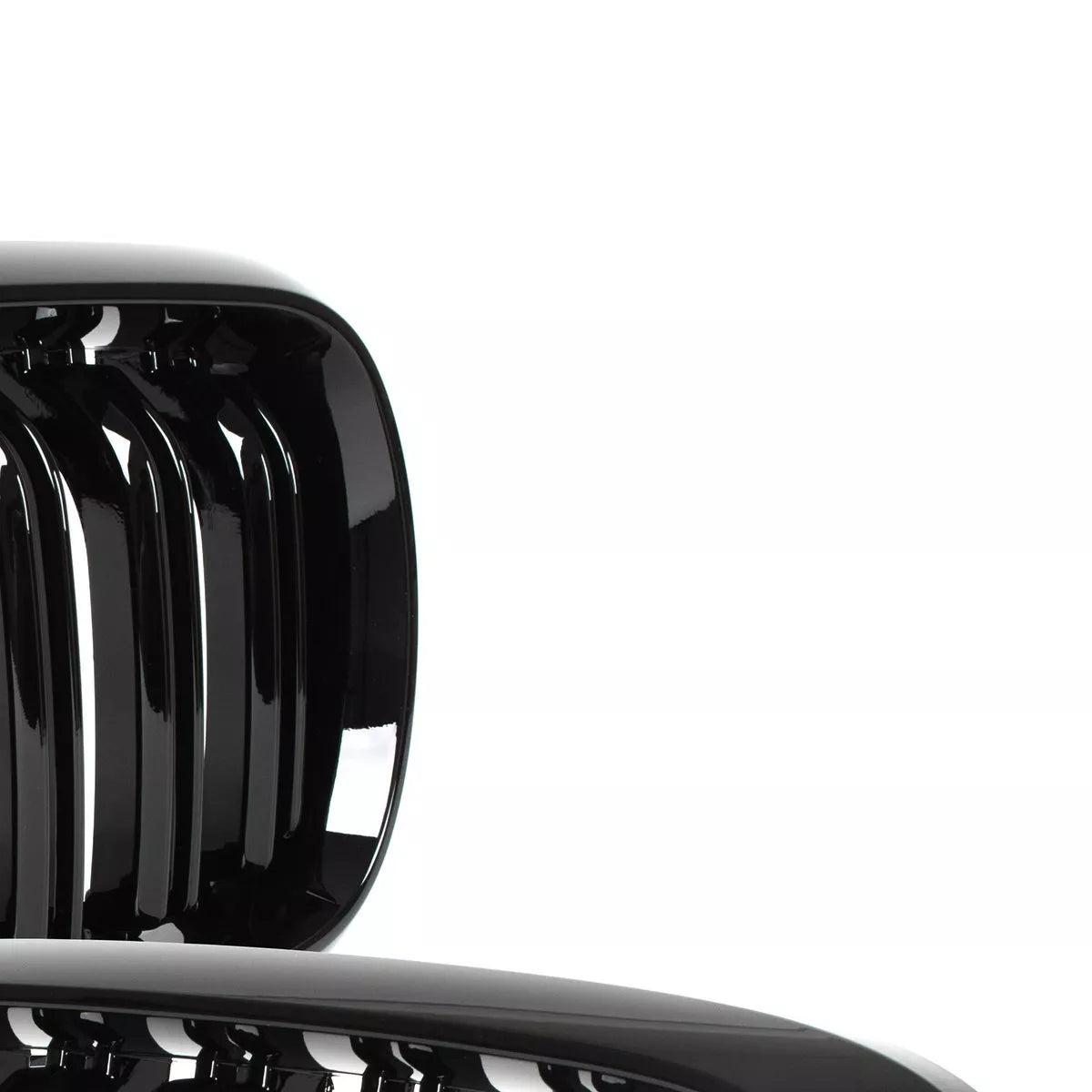 BMW X5 F15 13-18 grotelių tarp žibintų komplektas kairėje ir dešinėje juodos blizgios dvigubos juostos