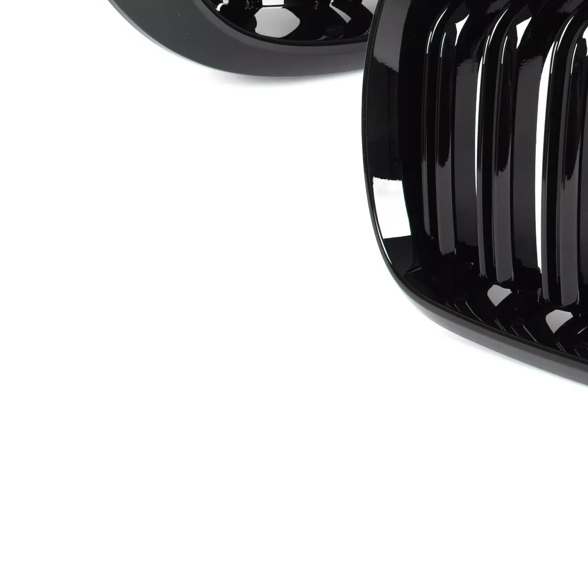 BMW X5 F15 13-18 grotelių tarp žibintų komplektas kairėje ir dešinėje juodos blizgios dvigubos juostos