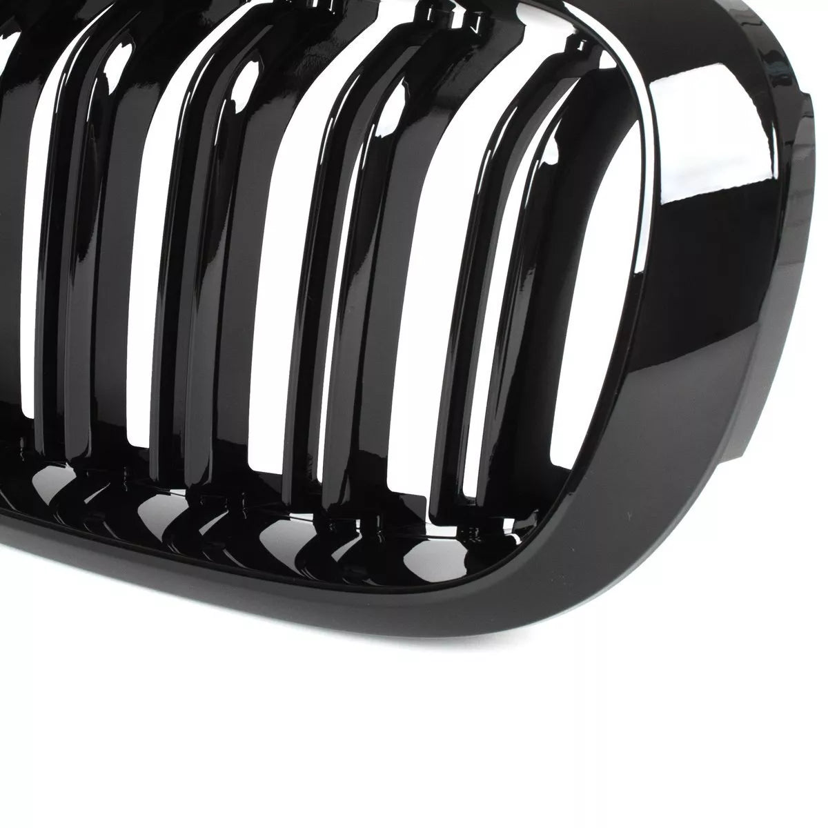 BMW X5 F15 13-18 grotelių tarp žibintų komplektas kairėje ir dešinėje juodos blizgios dvigubos juostos