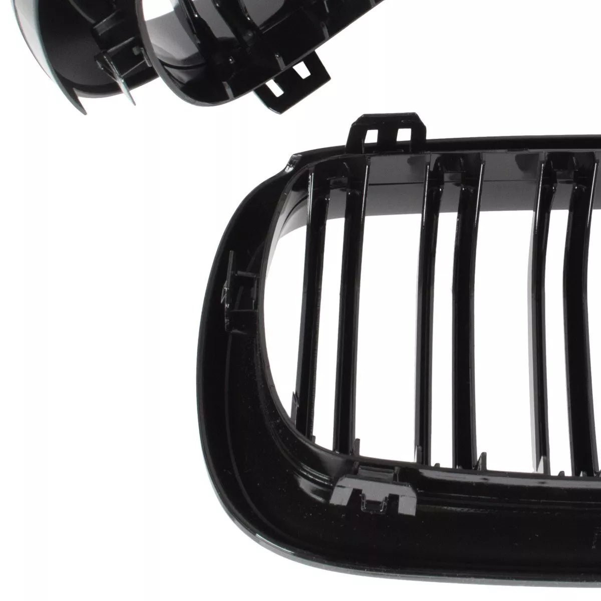 BMW X5 F15 13-18 grotelių tarp žibintų komplektas kairėje ir dešinėje juodos blizgios dvigubos juostos